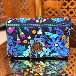 🌙 Vera Bradley Midnight Blues Turnlock Wallet – Retired Pattern 💙